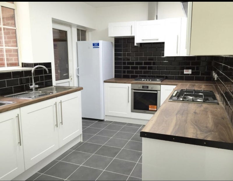 Room Emanuel Avenue in Greater London