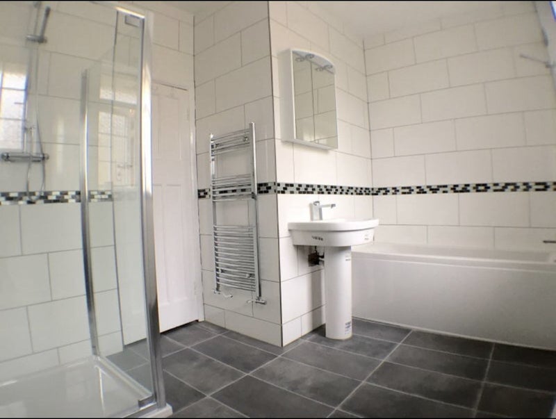 Room Emanuel Avenue in Greater London