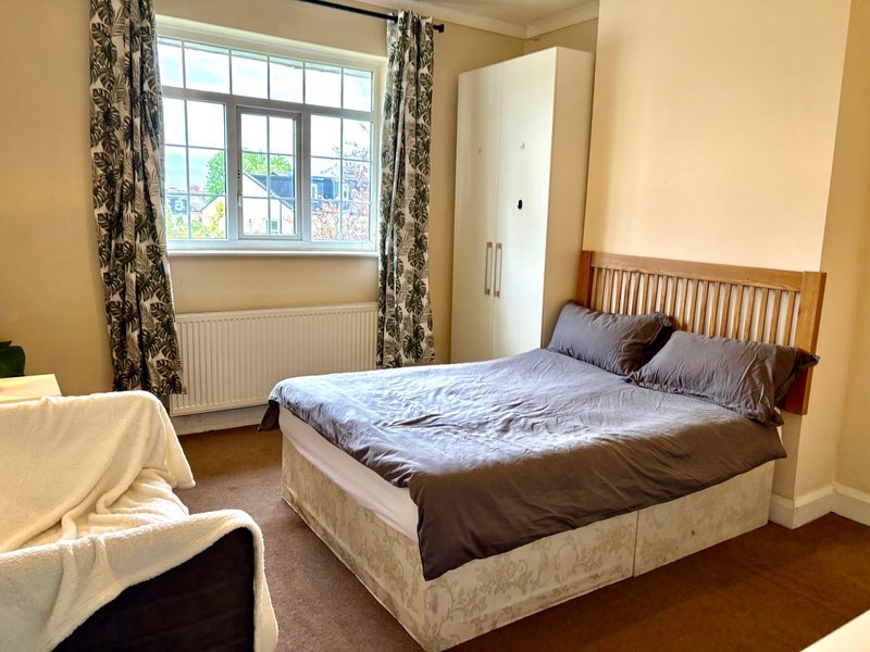 Room Emanuel Avenue in Greater London