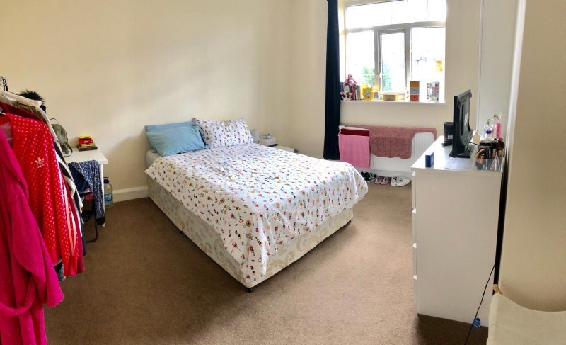 Room Emanuel Avenue in Greater London