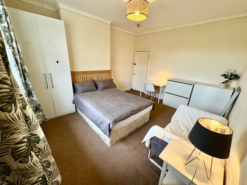 Room Emanuel Avenue in Greater London