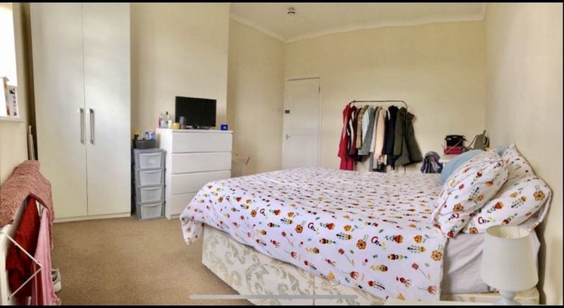 Room Emanuel Avenue in Greater London