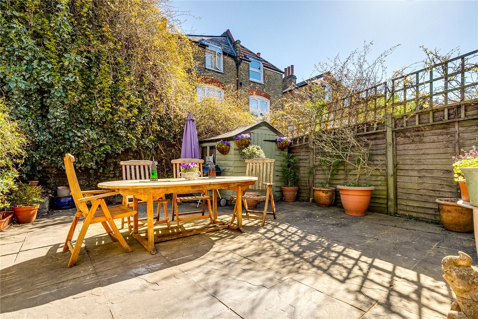 Flat Dafforne Road in Greater London