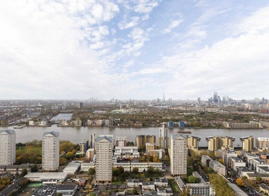 Flat Harbour Way in Greater London