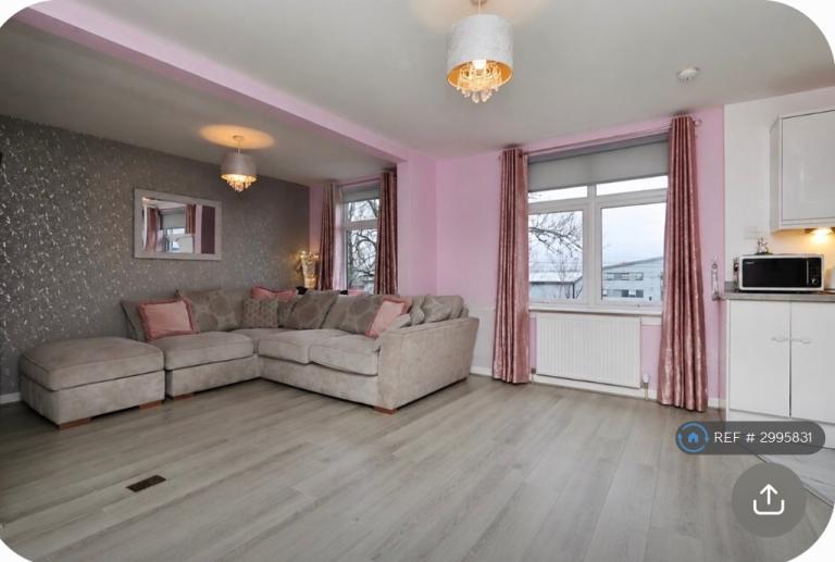 Flat Chirnside Road in Glasgow