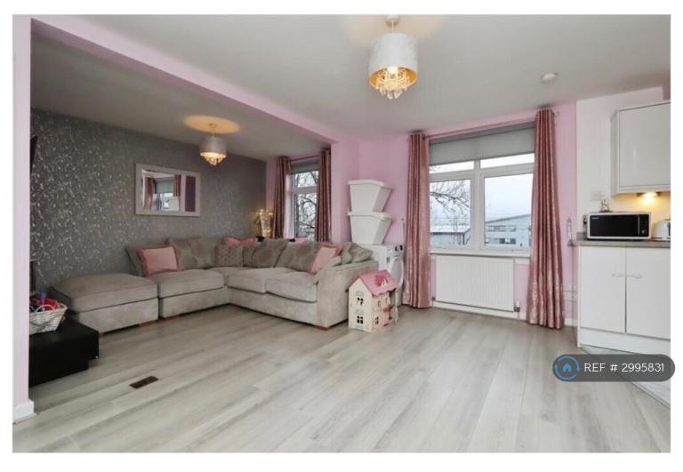 Flat Chirnside Road in Glasgow