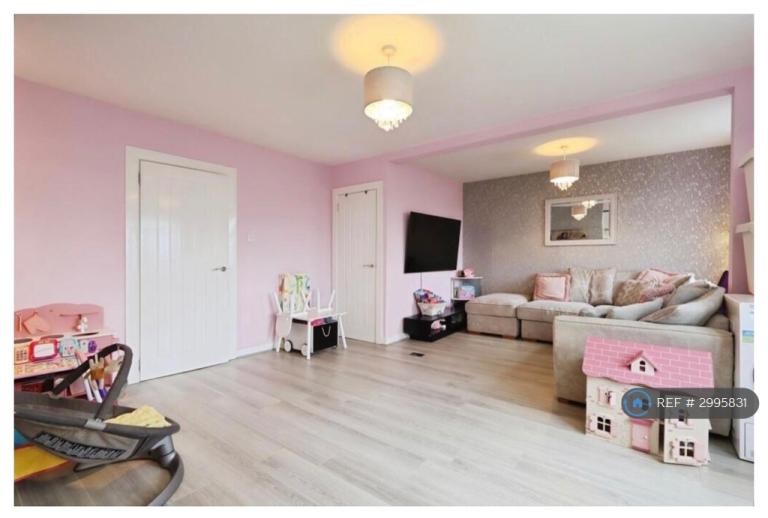 Flat Chirnside Road in Glasgow