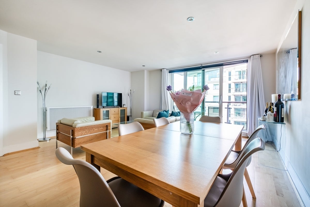 Flat Bridgefoot in Greater London