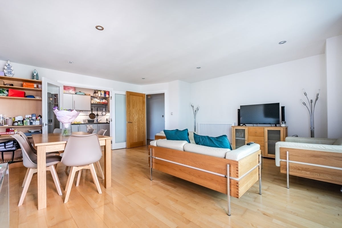 Flat Bridgefoot in Greater London