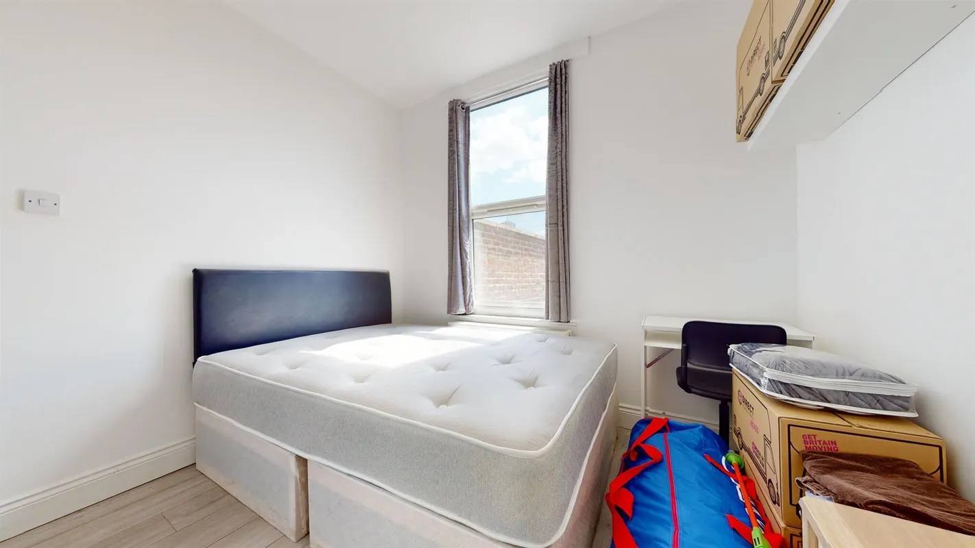 Flat Burton Road in Greater London