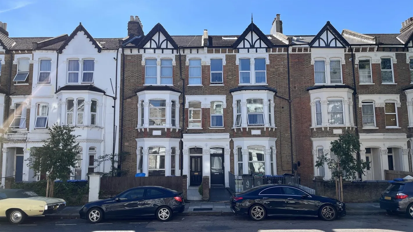Flat Burton Road in Greater London