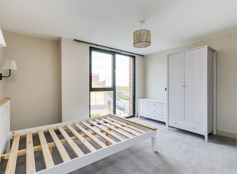 Room Amesbury Avenue in Greater London