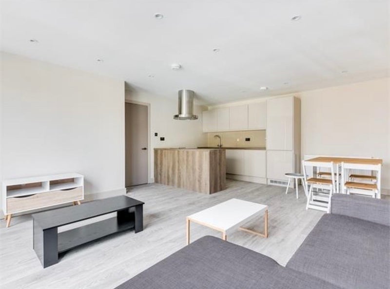 Room Amesbury Avenue in Greater London