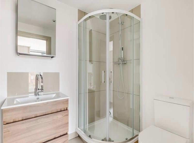 Room Amesbury Avenue in Greater London