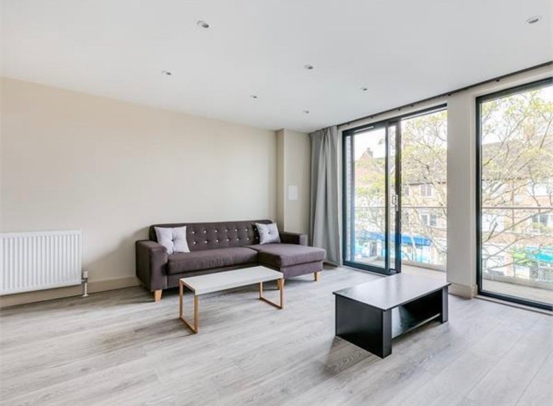 Room Amesbury Avenue in Greater London