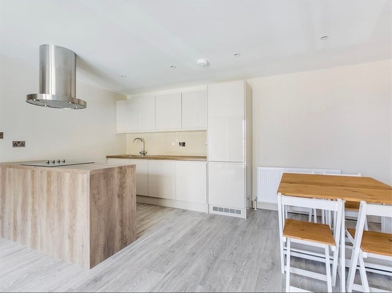 Room Amesbury Avenue in Greater London