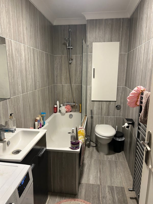Flat Mattock Lane in Greater London