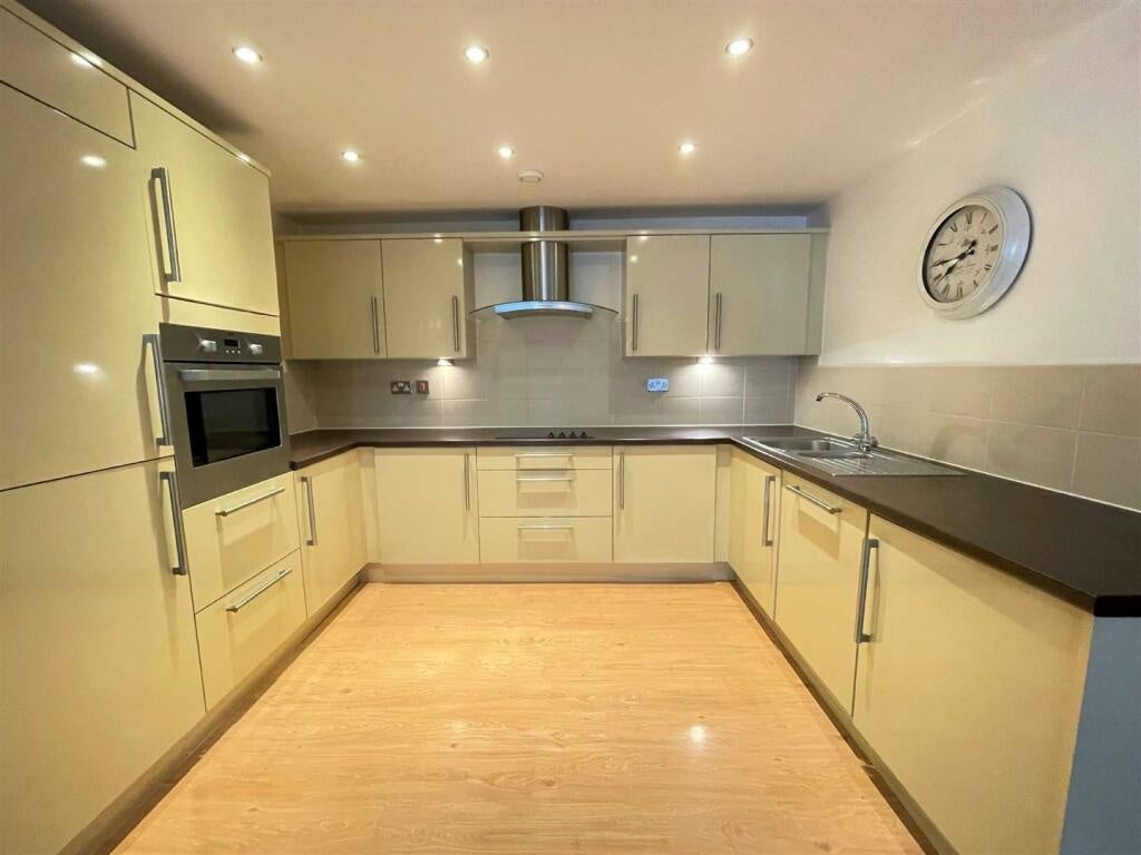 Flat Pocklington Drive in Manchester
