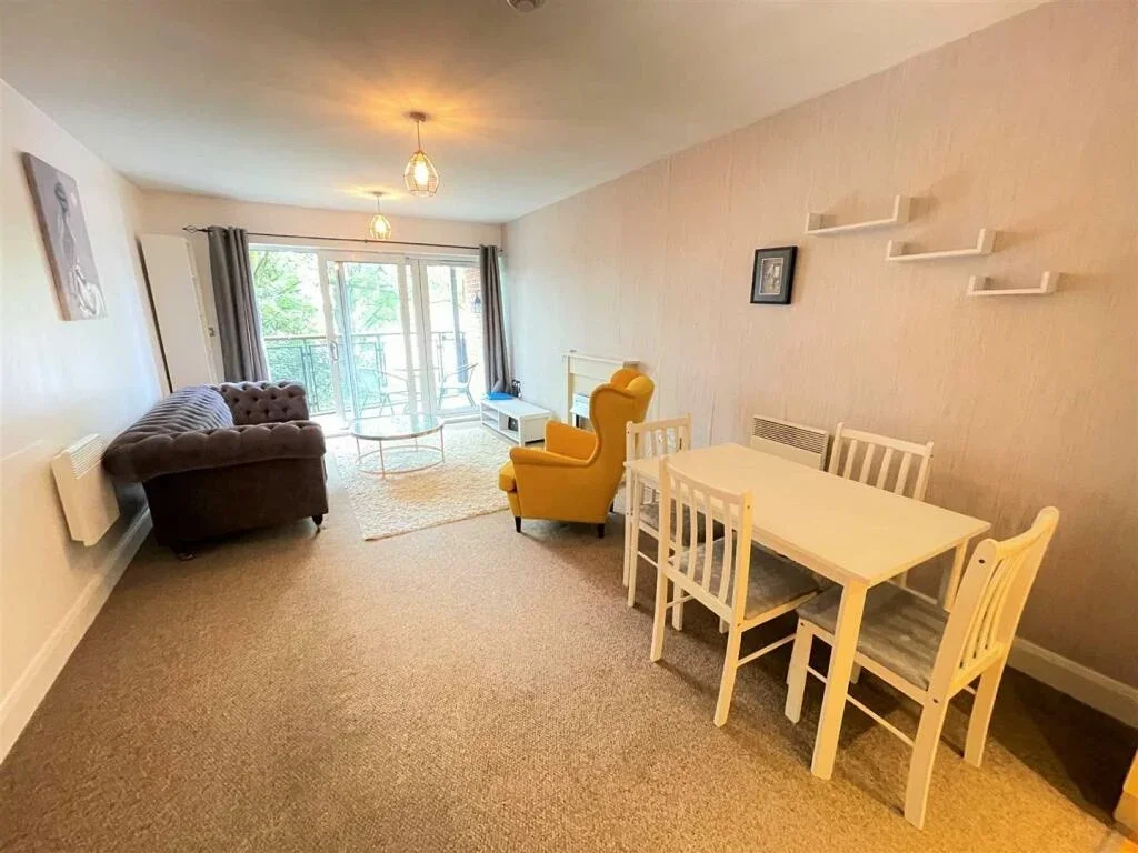 Flat Pocklington Drive in Manchester