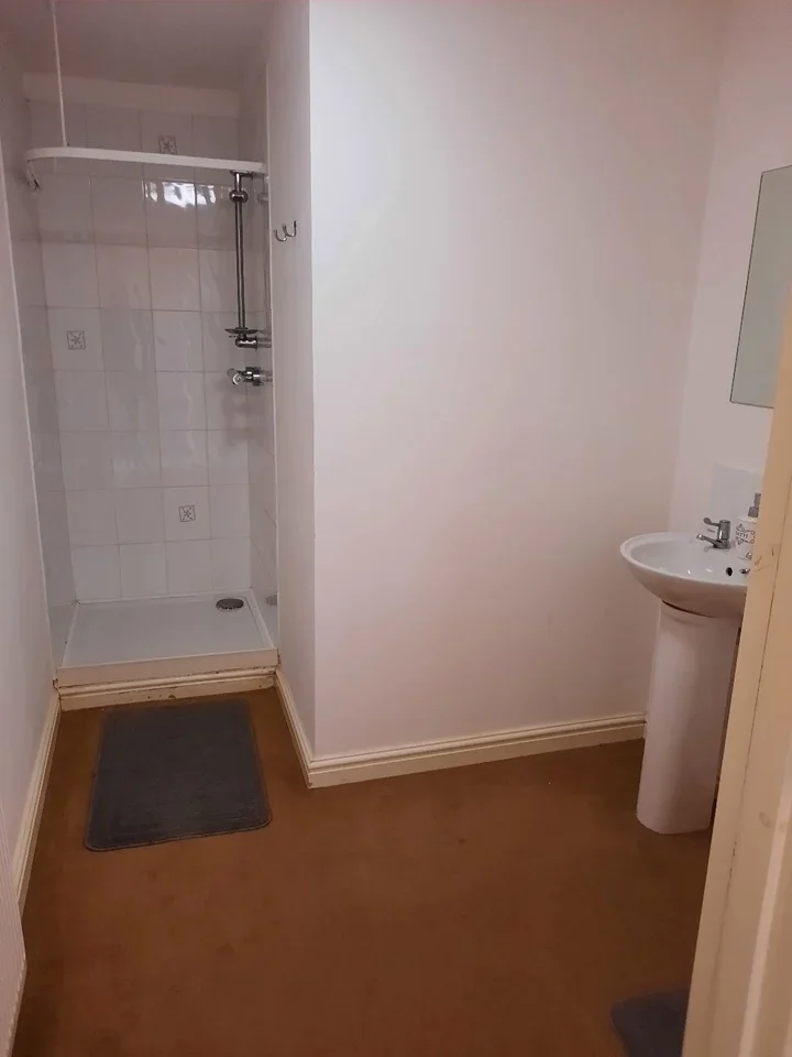 Flat Albion Terrace in Greater London
