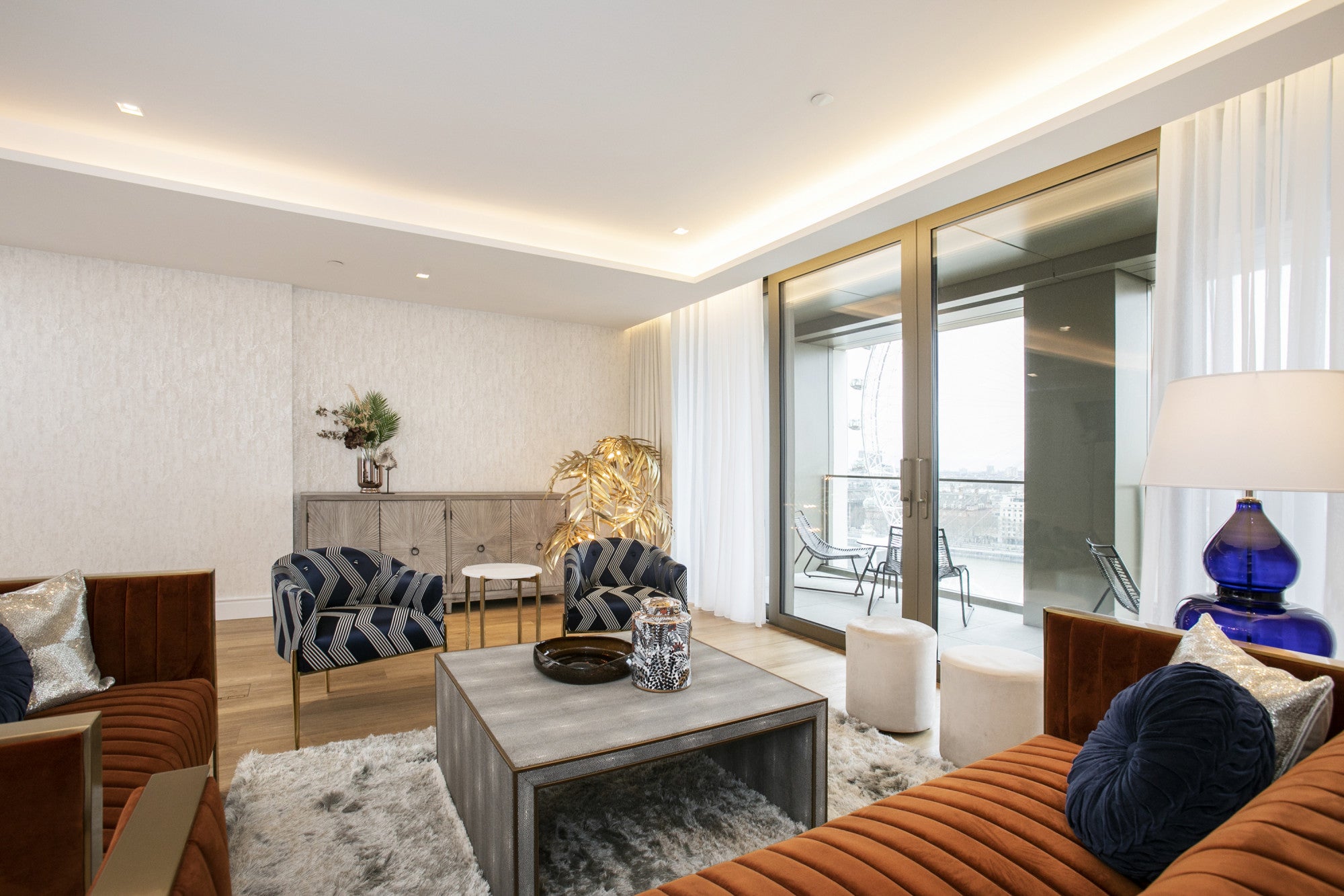 Flat Belvedere Road in Greater London