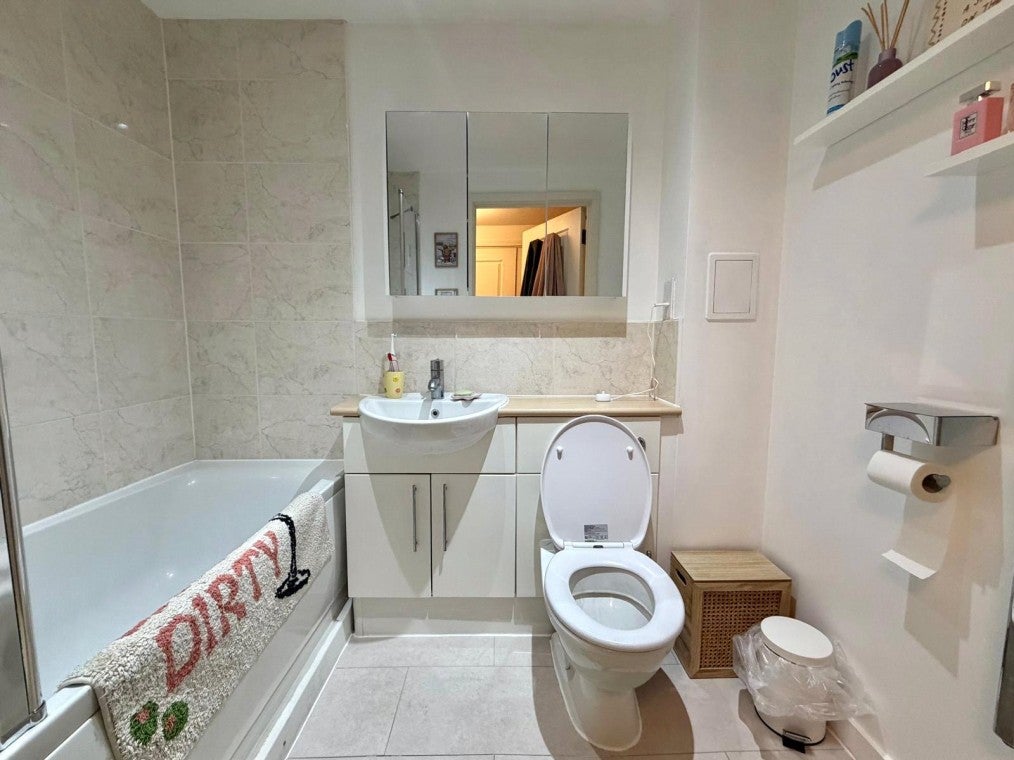 Flat Durnsford Road in Greater London