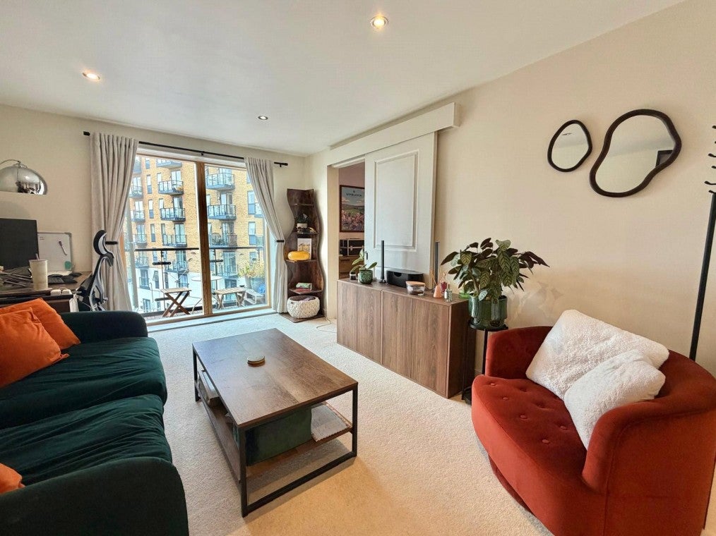 Flat Durnsford Road in Greater London