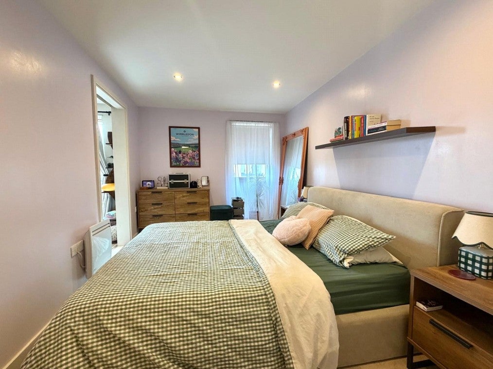Flat Durnsford Road in Greater London