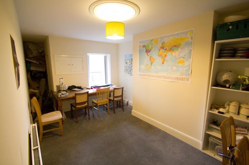 Room Blenheim Crescent in Leeds