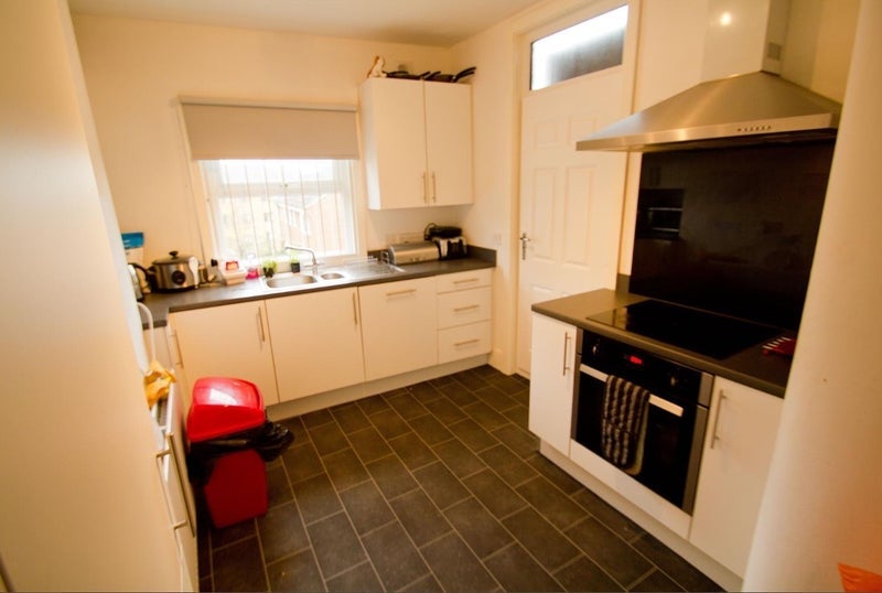 Room Blenheim Crescent in Leeds