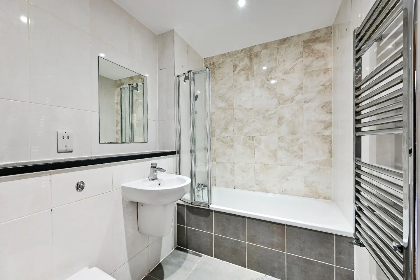 Flat Woodbury Close in Greater London