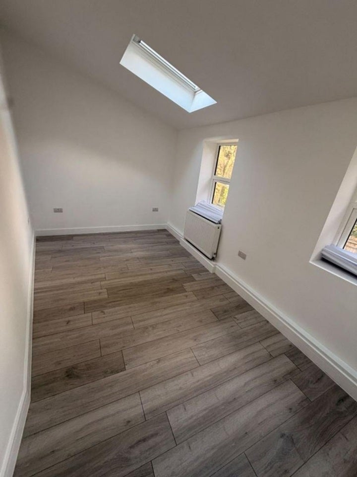 Flat Acre Lane in Greater London