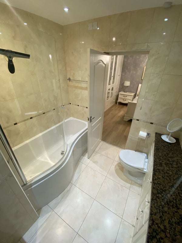 Flat Effingham Road in Felbridge