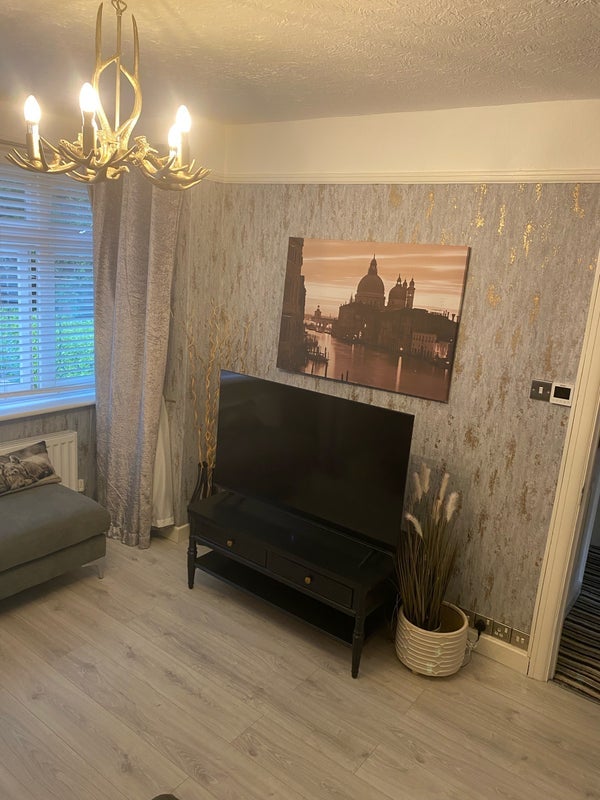 Flat Effingham Road in Felbridge