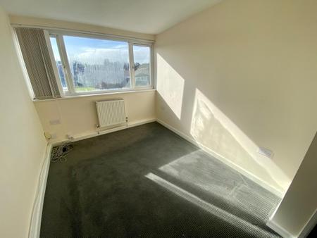 Flat Silverton Way in Wolverhampton