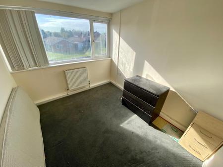 Flat Silverton Way in Wolverhampton