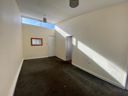 Flat Silverton Way in Wolverhampton