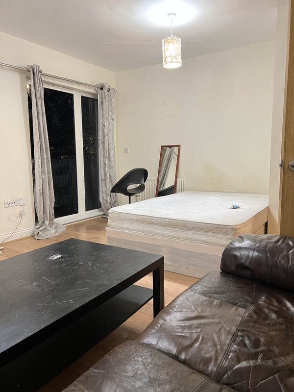 Room Claremont Street in Greater London