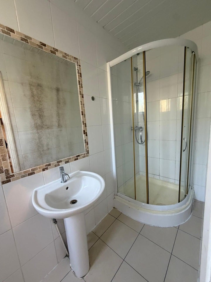 Flat Pownall Gardens in Greater London