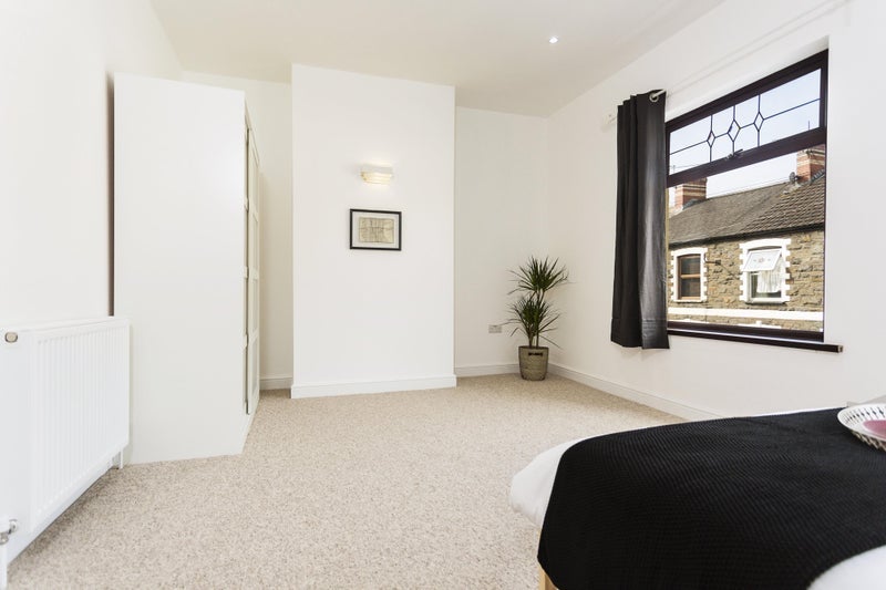 Room Bertram Street in Cardiff