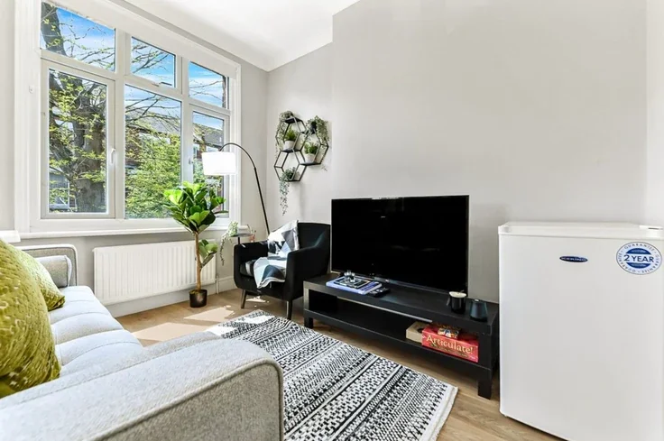 Flat Agincourt Road in Greater London