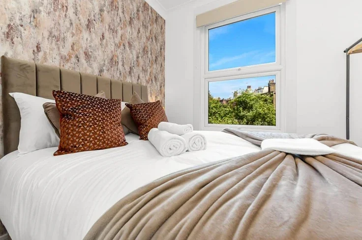 Flat Agincourt Road in Greater London