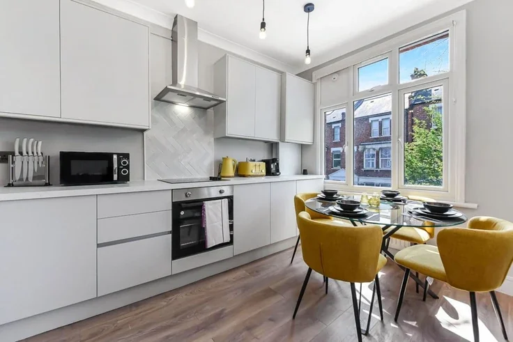 Flat Agincourt Road in Greater London