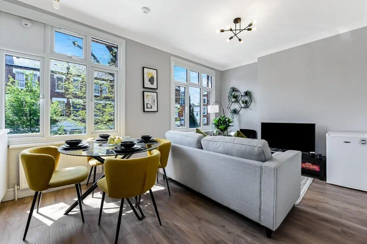 Flat Agincourt Road in Greater London