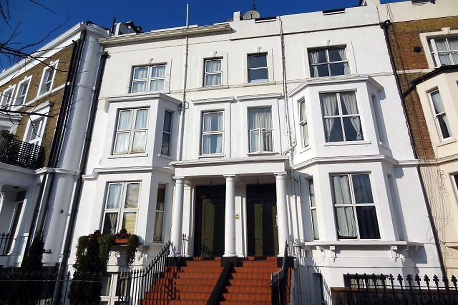 Room West Cromwell Road in Greater London