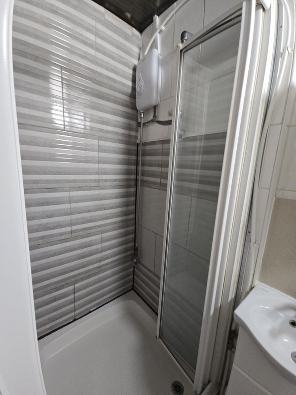 Room Clova Road in Greater London