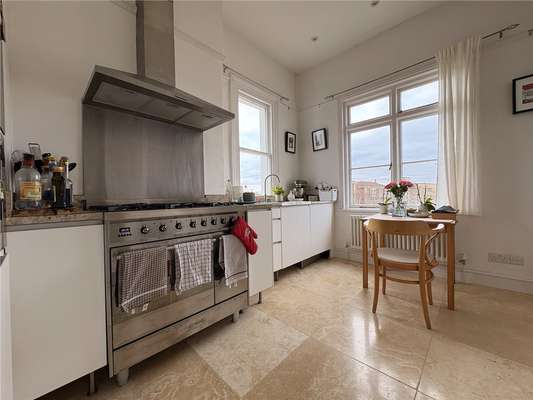 Flat Oakfield Road in Bristol