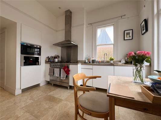Flat Oakfield Road in Bristol