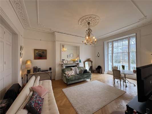 Flat Oakfield Road in Bristol