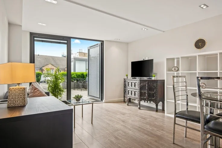 Flat Mintern Street in Greater London